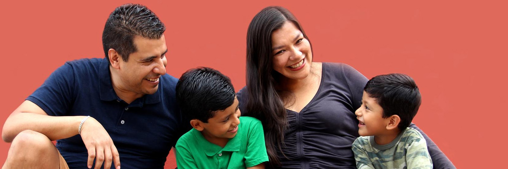 Familia acompañada por profesionales de salud